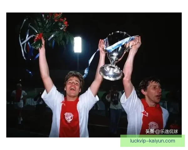 克鲁伊夫球队执行标准助力年轻球员成长，表现稳健引人关注