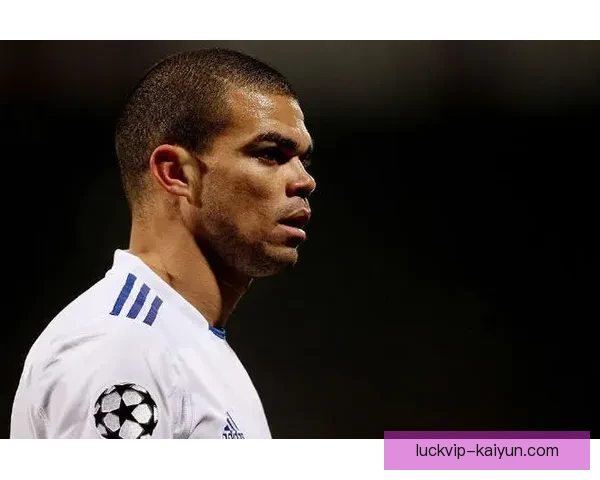 佩佩在皇马时期防守表现稳健，成为后防核心